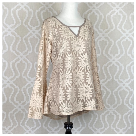 Daisy Lace Embroidered Top - Picture 2 of 8